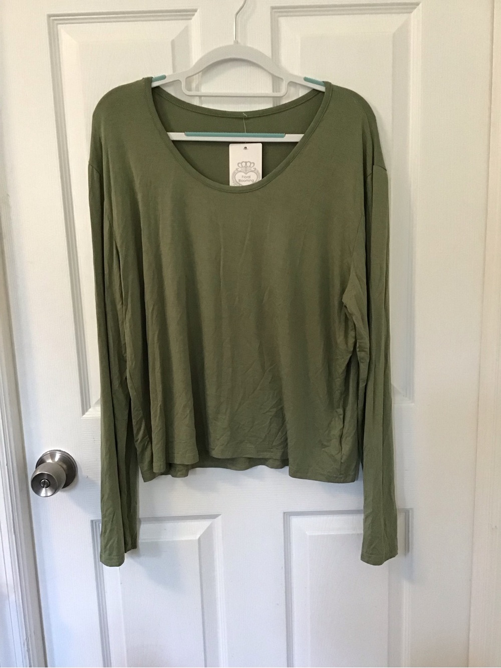 Relaxed Scoop Neck Long Sleeve Top in Olive